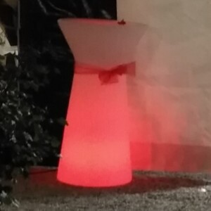 Tavolino a led multicolore in plexiglass