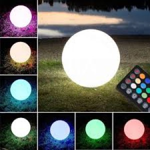 Sfera a led multicolore in plexiglass bianco.